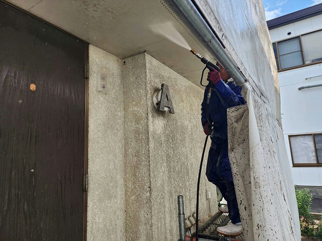 上伊那郡箕輪町：外壁塗装工事の外壁や軒天への高圧洗浄