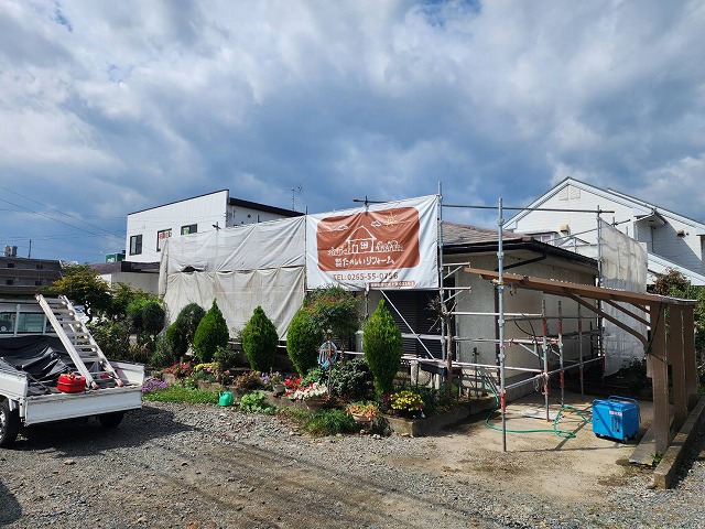 上伊那郡箕輪町：平屋住宅の外壁、屋根塗装工事で足場を設置