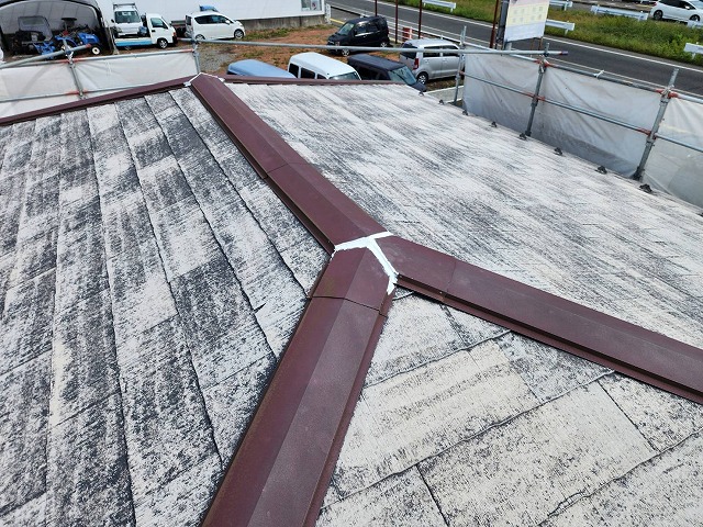 上伊那郡箕輪町：屋根塗装工事前に棟板金の木々打ち直しとコーキング補修