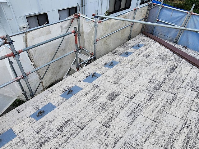 上伊那郡箕輪町：雪止め金具の周辺のスレート屋根に下塗り施工