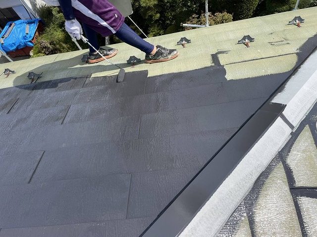 伊那市：金属屋根や棟板金に遮熱塗料でローラー塗装
