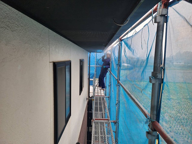 飯田市：外壁塗装工事で強い塗膜形成のために行う高圧洗浄