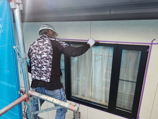飯田市：サッシ上の目地にコーキングのプライマー塗布