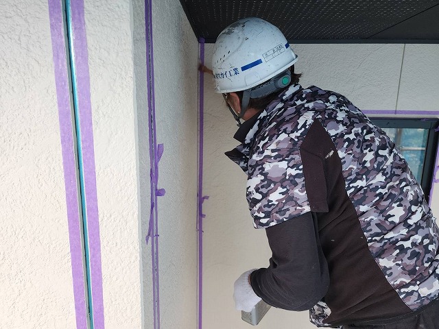 飯田市：サイディングの入隅部にコーキングのプライマー塗布