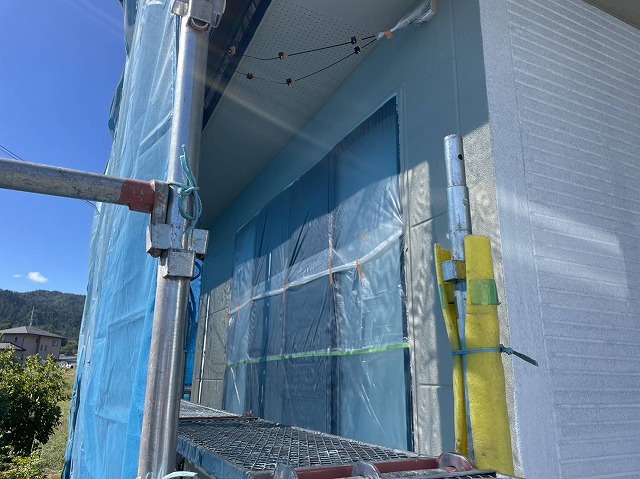 伊那市：窓の養生をしてALC外壁の塗装工事
