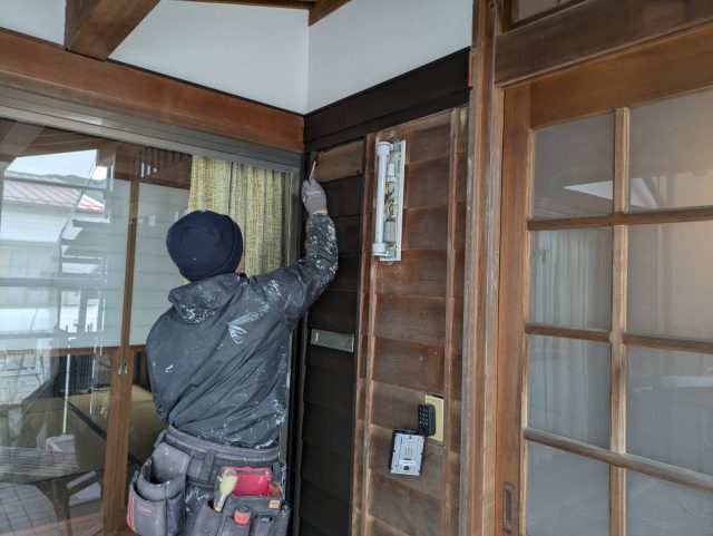 伊那市M邸_木部塗装中の職人