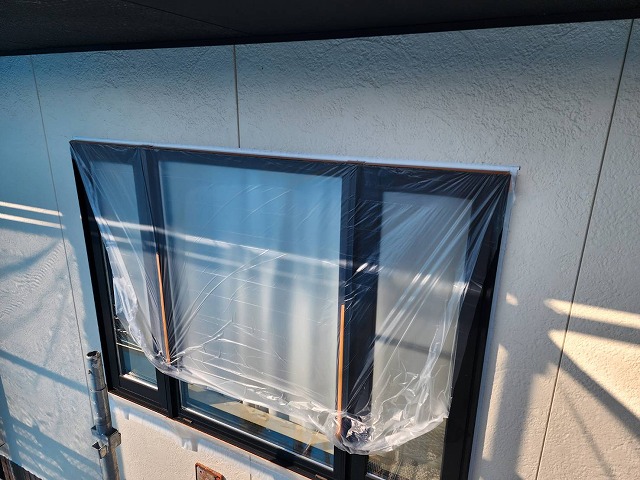 飯田市：外壁塗装工事で窓にマスカー養生