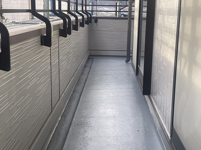 飯田市：ベランダ腰壁のカバー工法と床面のトップコート塗り替えメンテナンスが完成