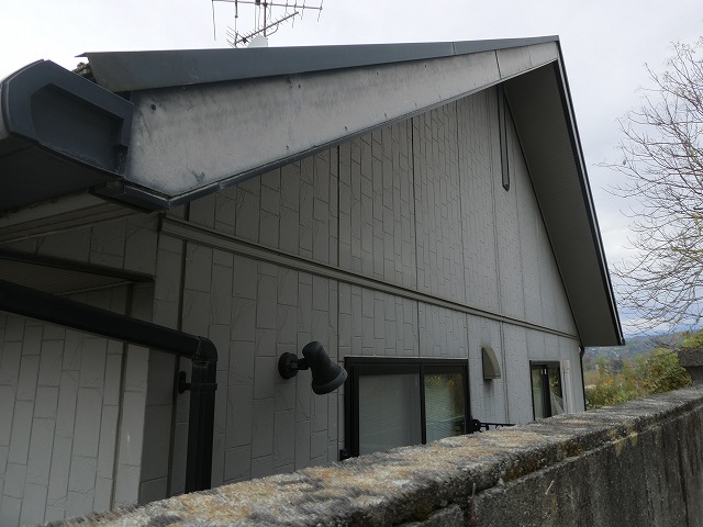 飯田市：破風板や軒天に色あせやカビが発生している状況