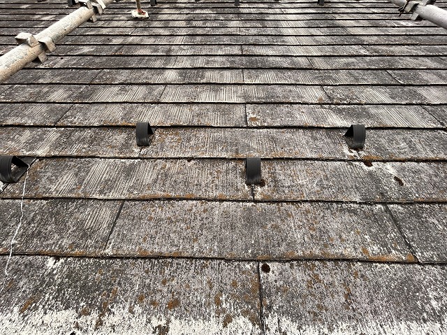 飯田市：スレート屋根に塗膜の剥がれや苔、カビなどの著しい劣化症状