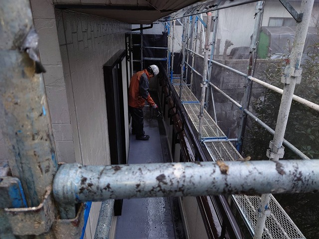 飯田市：ベランダ防水にこびり付いた汚れやカビを高圧洗浄で除去