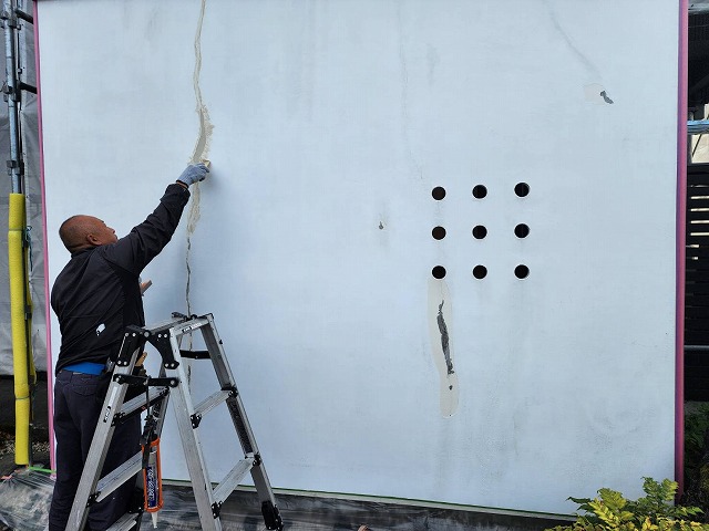 伊那市：モルタル外壁のひび割れを補修する塗装工