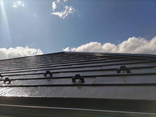 伊那市：遮熱塗料で塗装が完了した金属屋根の状況