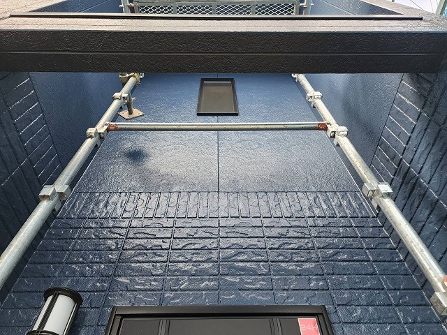 飯田市：住宅の玄関周辺にブルー系の色で外壁塗装