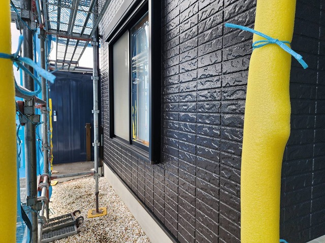 飯田市：ブラック系の色で外壁サイディングに塗装が完了した状況