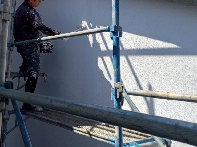伊那市K邸_外壁上塗り中の職人
