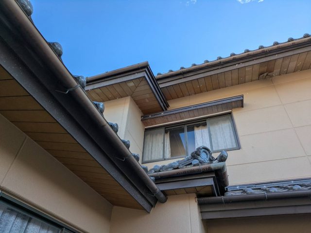 伊那市M邸_軒天の化粧板があちこちで剥がれています
