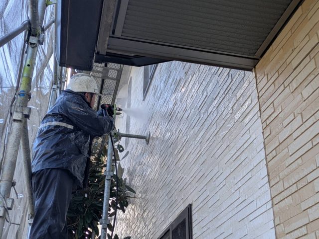 豊丘村S邸_高圧洗浄をする職人