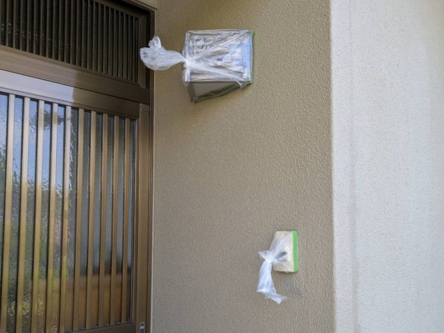豊丘村Y邸_玄関柱塗装-玄関灯などに養生