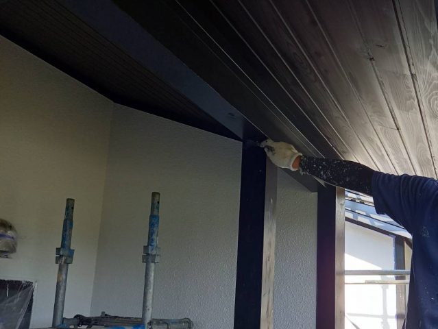 伊那市K邸_木部塗装中の職人