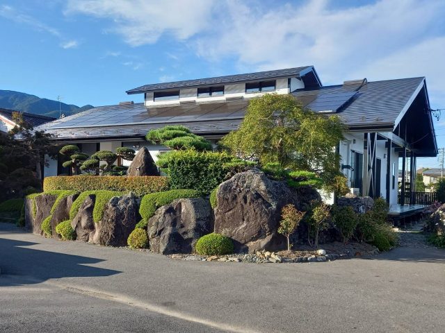 伊那市西箕輪で完成したモルタル外壁と金属屋根の塗装工事、ビフォーアフターをご紹介