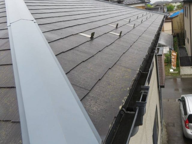 駒ヶ根市I邸_軒先にコケのついた屋根の状態