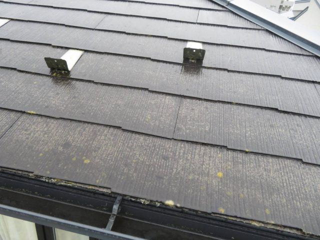 駒ヶ根市I邸_コケ・カビ汚れの付着した屋根