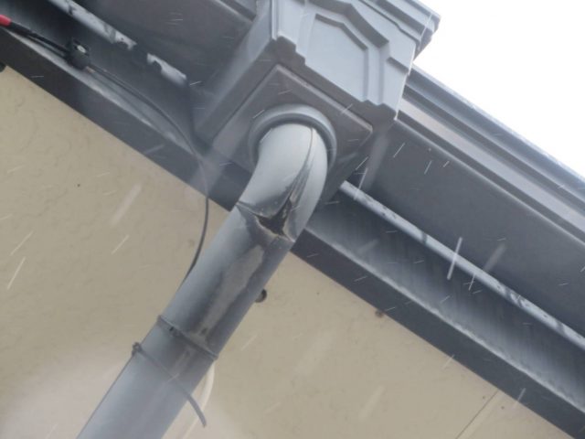 駒ヶ根市I邸_雨樋に穴が空いています
