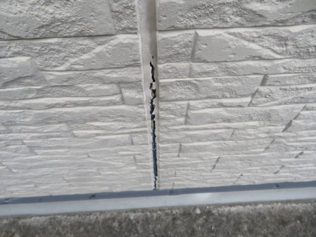 駒ヶ根市I邸_ひび割れた目地