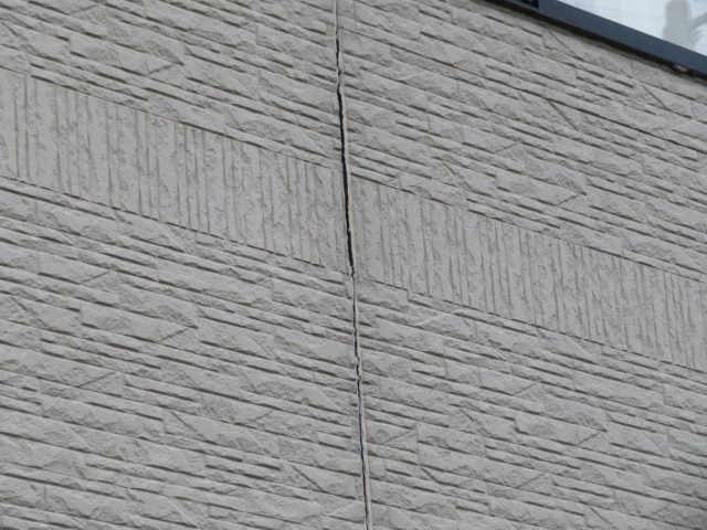 駒ヶ根市I邸_大きく亀裂の入っている目地