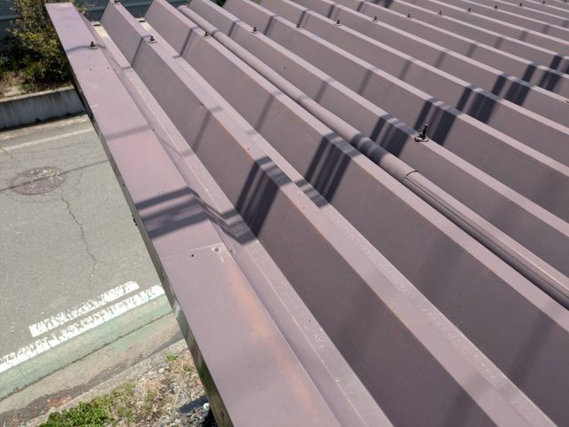 伊那市S邸_施工前-色あせて少し錆が浮いている屋根
