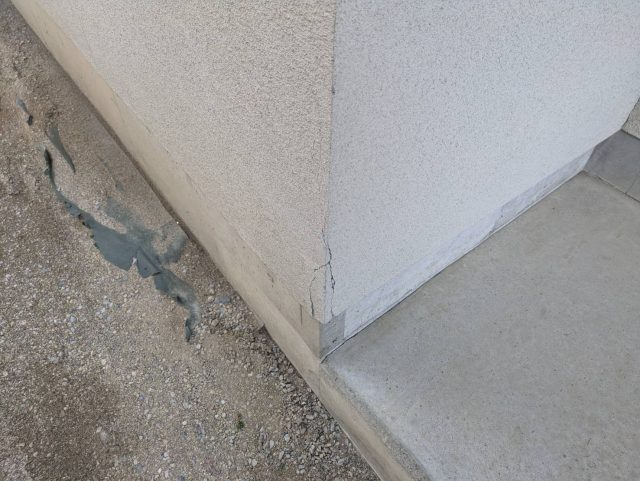 豊丘村S邸_割れかかっている建物の角