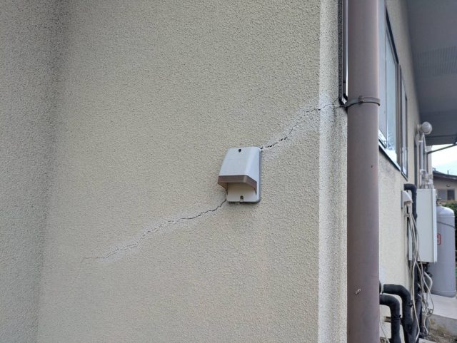 豊丘村S邸_補修痕がかすかに見えるクラック
