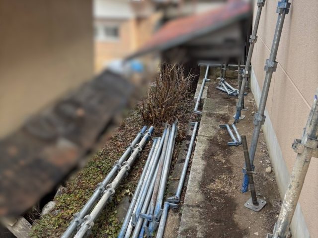 伊那市M邸_足場組立中-狭い所