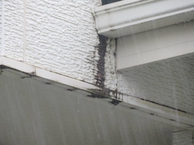 駒ヶ根市_取り合い部分から流れて付着した汚れ