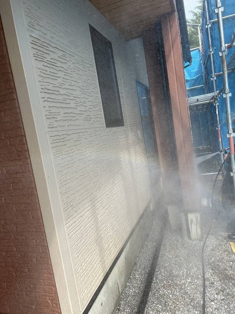 伊那市：外壁塗装工事でALC外壁に高圧洗浄作業