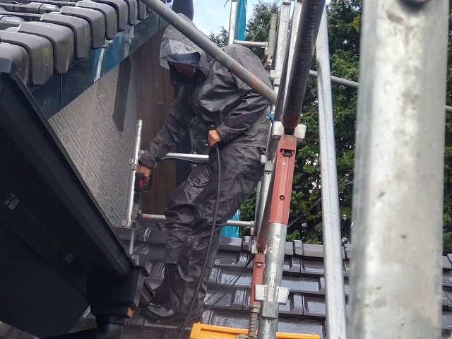 伊那市：屋根の上でALC外壁の洗浄を行う塗装工