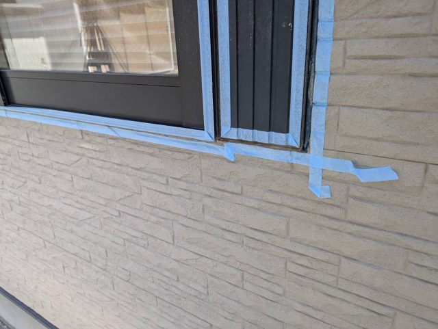駒ヶ根市I邸_サッシ周辺の目地にマスキングテープで養生