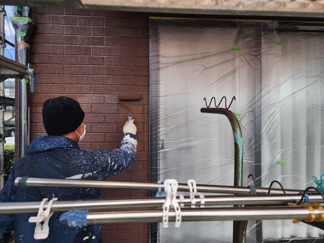 飯田市N邸_外壁中塗りをする職人