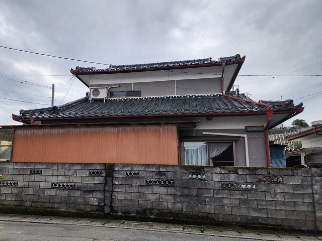 飯田市：外壁と屋根のメンテナンスを行う前の入母屋造りの住宅全景