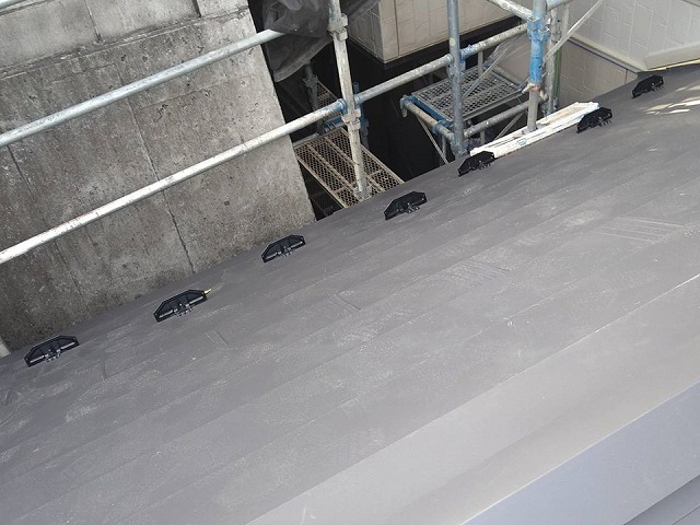 飯田市：エスジーエル鋼板屋根を用いて下屋根のカバー工事が完了