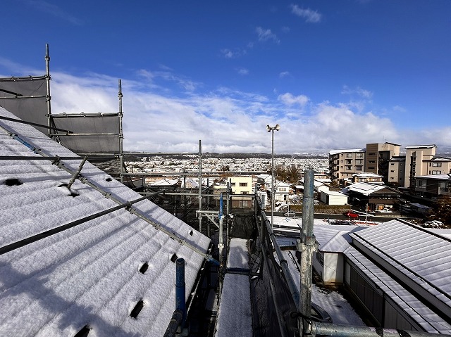 飯田市：外壁塗装工事と屋根カバー工事の途中に雪が積もった住宅