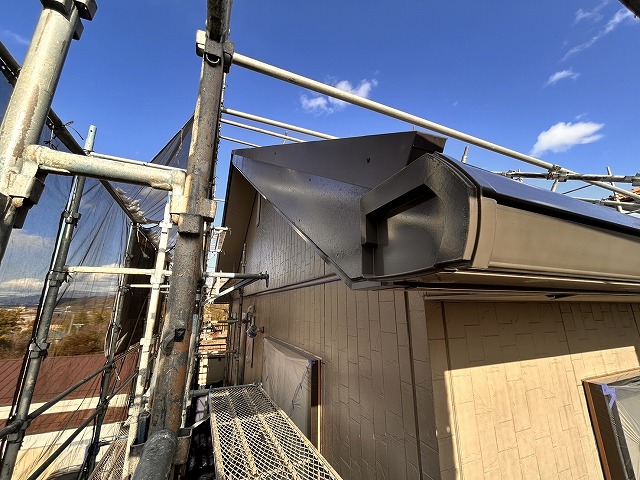 飯田市：破風板や雨樋に濃色で塗装してアクセントをつけた住宅メンテナンス