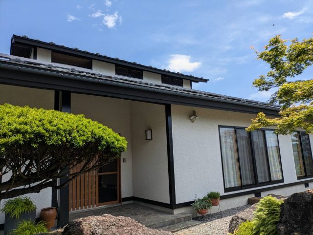 伊那市西箕輪にて、木部とモルタルのコントラストが美しいお宅の現場調査を行いました