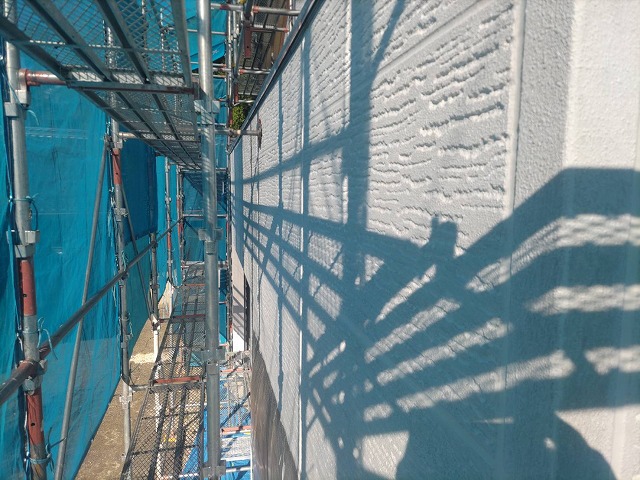 伊那市：ALC外壁に微弾性フィラーで下塗りの施工
