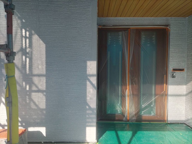 伊那市：外壁塗装工事で下塗り完成後に乾燥時間を設け養生している様子