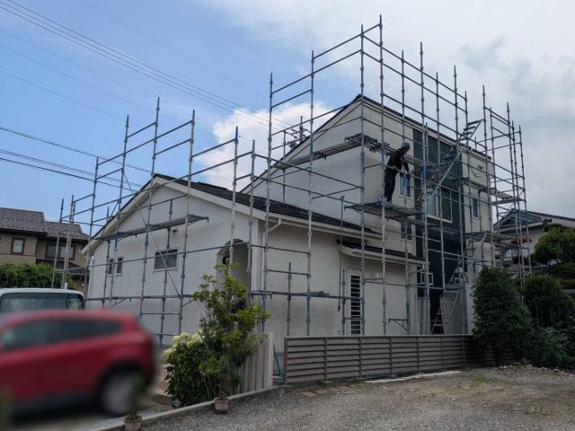 駒ヶ根市_足場を組み立てていく作業員