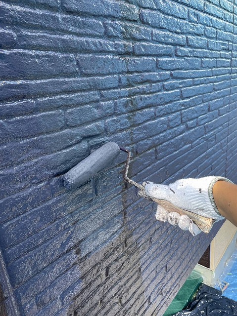 伊那市：パイオニア色でベランダ外壁に塗装を行う塗装工