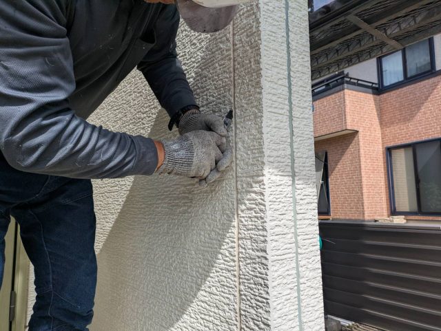 駒ヶ根市_既存コーキング撤去中