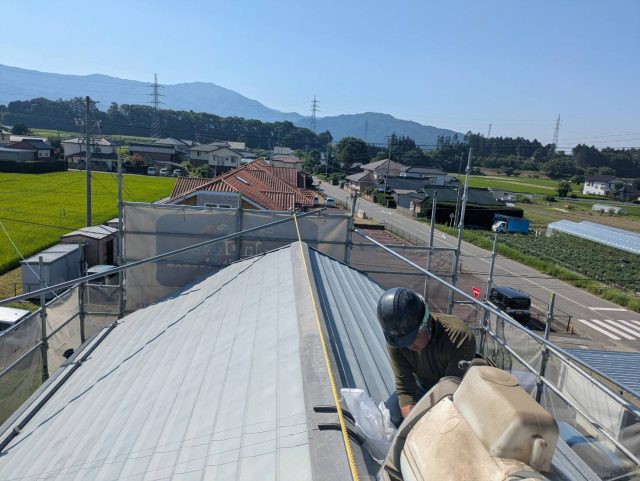 伊那市K邸_親綱を張った屋根で朝日ソーラー撤去開始